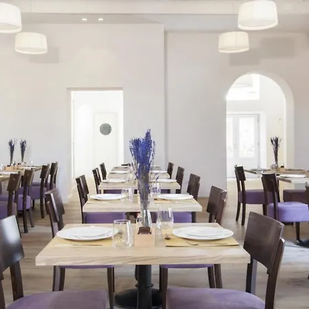 Unconventional Sorrento Coast Hotel 3*
