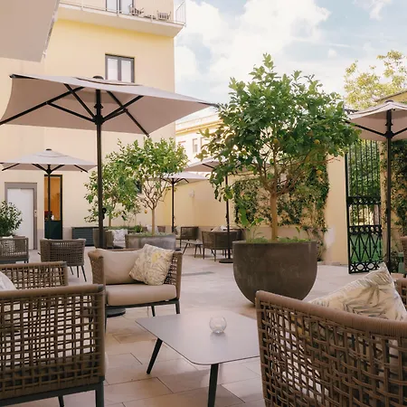 Unconventional Sorrento Coast Hotel 3*